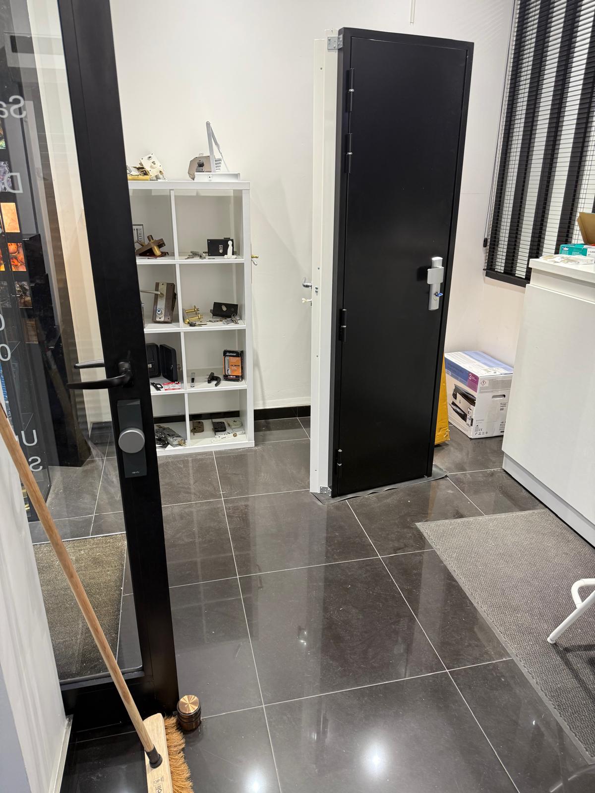 Pièces détachées et coin atelier au showroom