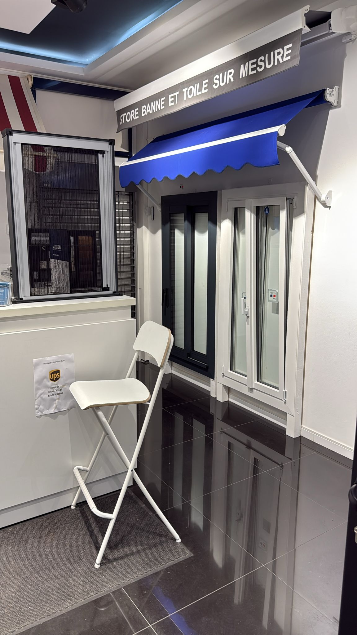 Store banne exposé avec sa toile confectionnée sur mesure