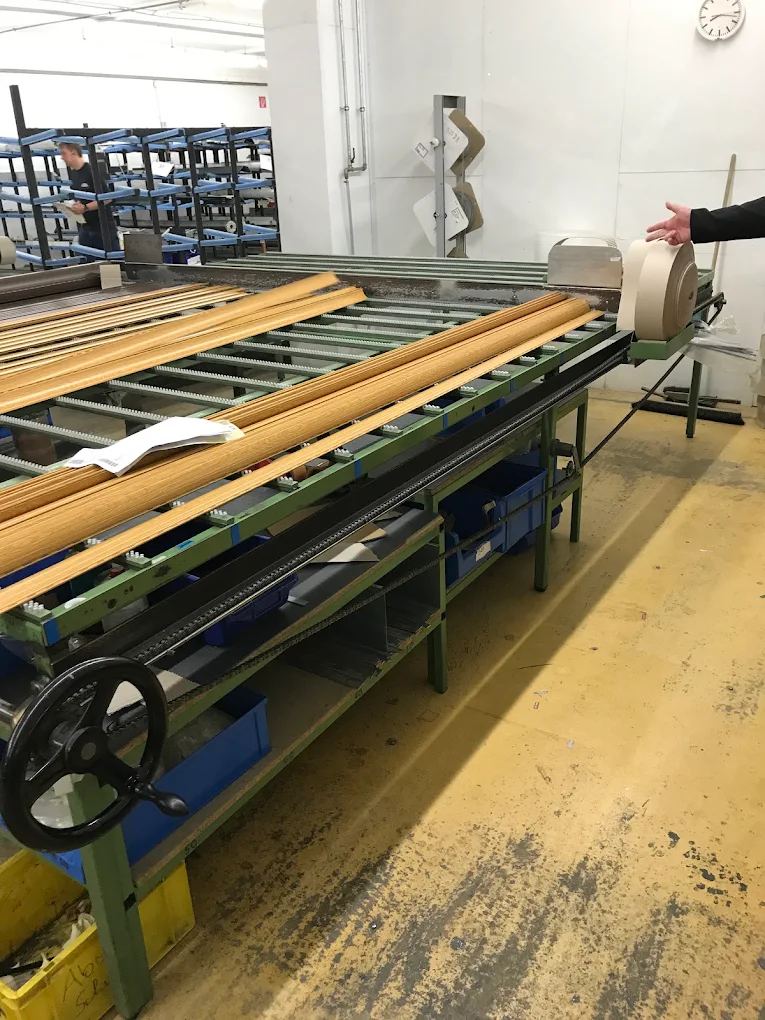Machine de fabrication de lames de volet roulant à l’atelier
