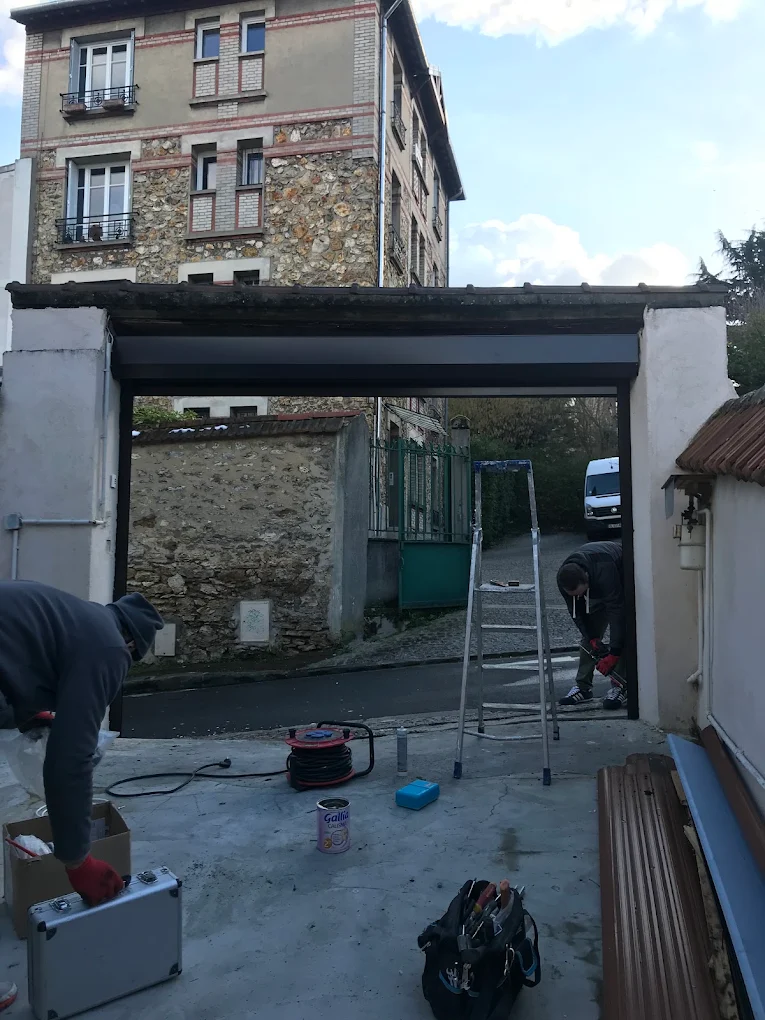 Motorisation d’une fermeture sous un porche, chantier en cours