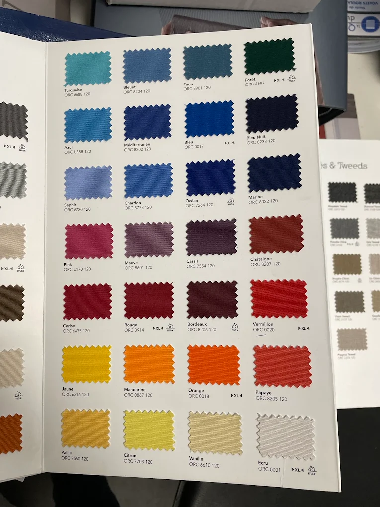 Échantillons de toiles de store banne aux couleurs vives et rayées