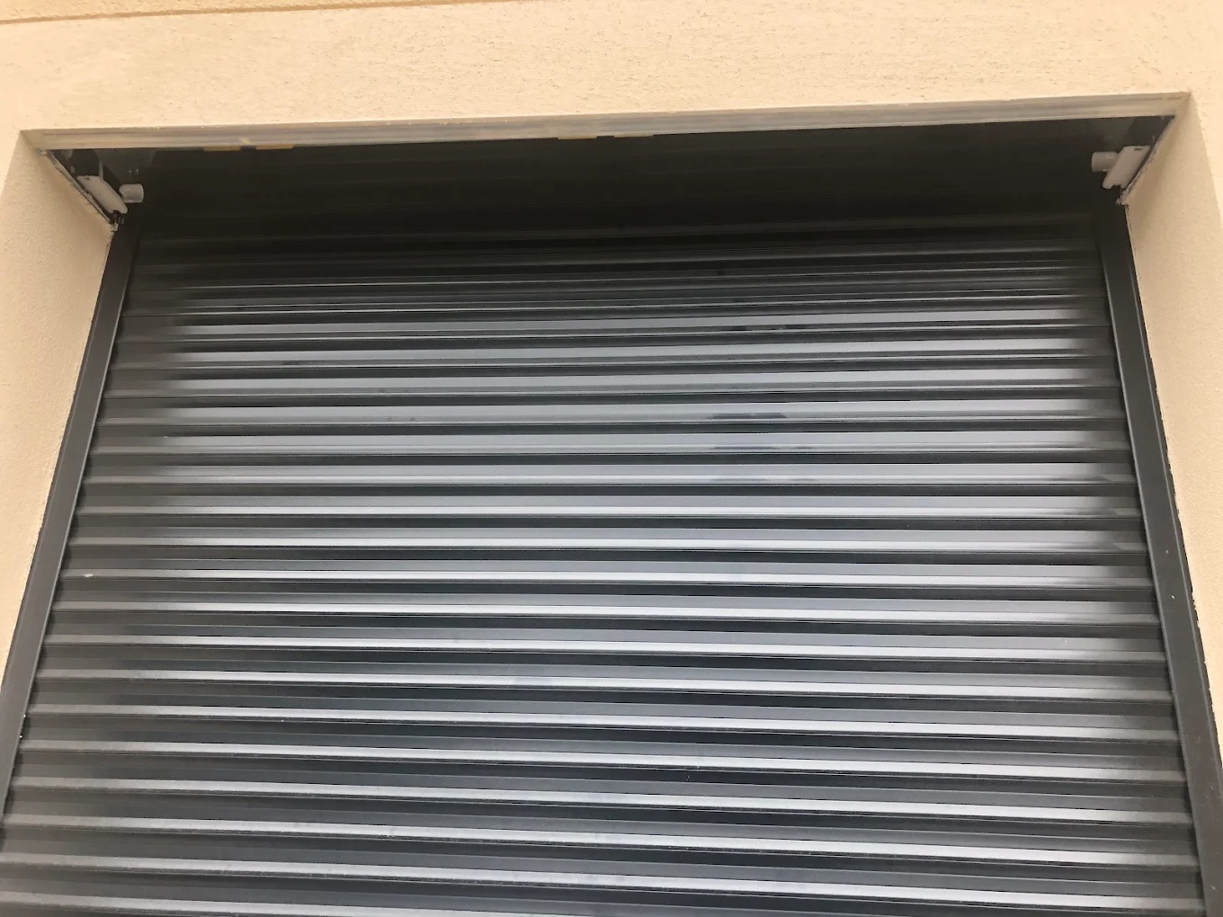 Gros plan sur un volet roulant anthracite fermé
