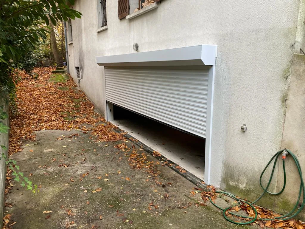 Porte de garage en volet roulant blanc